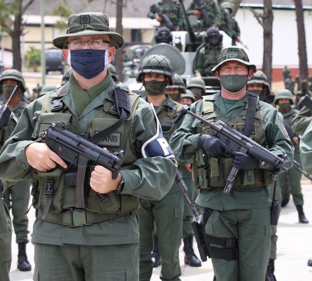 2 different variants of the MP5 were also seen at the same event at Fuerte Tiuna, the one closest is an MP5K and the one at the back is a very old MP5, including a straight magazine. Both of these are also ‘status’ guns