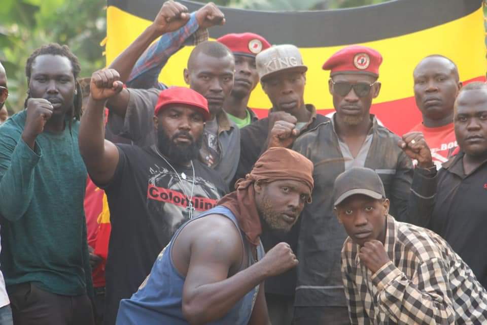 ...omuvubuka omulabufu yabela steady nga buli wabela n'akapiira kaba ku cover,tayiika malusu kubanga alabye ka mini,taloba kuba amanyi embeera ya city......kyembasaba mwekume....🎶 #QuarantineSpecial #BobiWineOnlineShow 

Rest In Peace Wethaman.