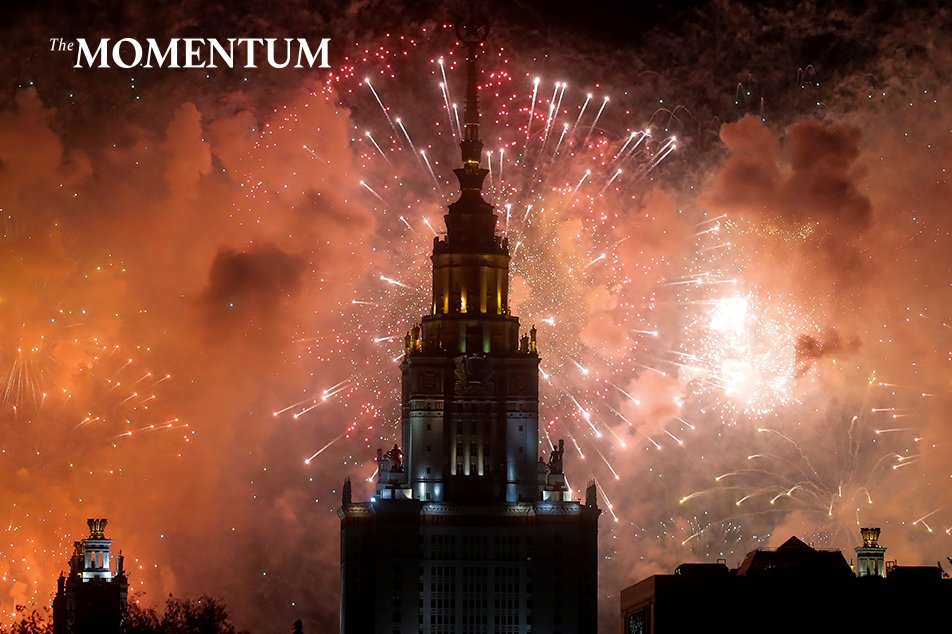 themomentumco's tweet photo. รัสเซียได้จุดพลุเฉลิมฉลองเนื่องในวันครบรอบ 75 ปี ชัยชนะในสงครามโลกครั้งที่ 2 เหนือนาซีเยอรมัน อย่างไรก็ตาม โควิด-19 ทำให้ไม่มีก��รเดินสวนสนามของกองทัพบริเวณจัตุรัสแดง ส่งบรรยากาศในปีนี้ให้ค่อนข้างเงียบเหงา #PhotoOfTheWeekTMMT 

ภาพ: REUTERS/Maxim Shemetov https://t.co/NgsVhEgcMs