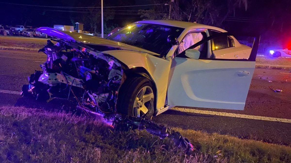 WFLA's tweet image. HCSO: 6 hospitalized after suspected drunk driver hits DUI deputies head on bit.ly/3blEL4u