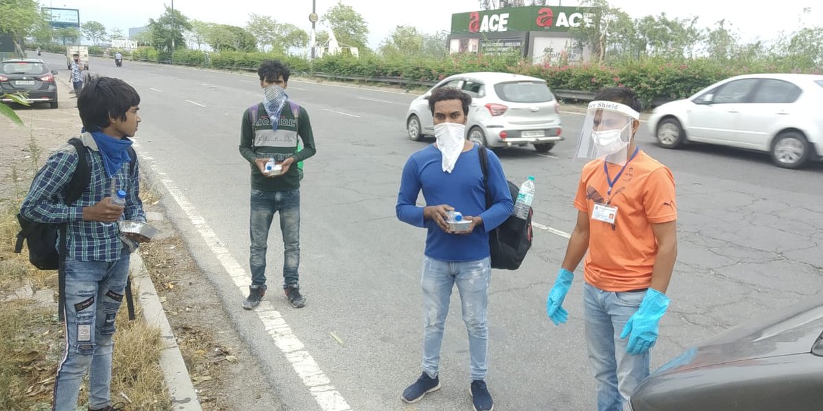 OxfamIndia's tweet photo. .#One8commune &amp; @OxfamIndia distributed  meal packets &amp; water to #MigrantWorkers  walking from Delhi to their homes in UP.  Thank you @imVkohli 

More needs to be done as we strive to address this huge challenge! 

Help us help others: https://t.co/CsXOVQN7sa https://t.co/DMDVHKACQQ