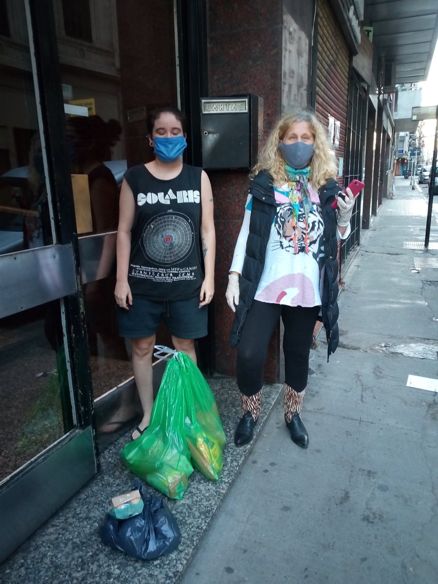 muysancineto's tweet photo. Cómo cada Sábado, ayer repartimos bolsones de alimentos por toda la Ciudad, para nuestros compañeres artistas. Somos #ArtistasSolidarios con la única bandera de #cuidaralotro El orgullo y la alegría, de hacer lo que sentimos que debe hacerse! Ayudar a quienes lo necesiten 🇦🇷👍🏻✌🏻 https://t.co/IHFSJg6dV5