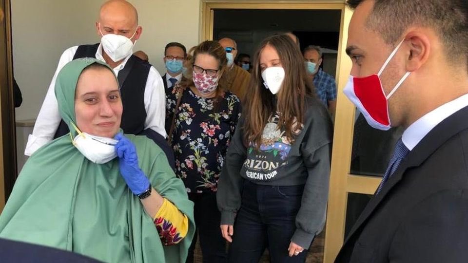 antonio_bordin's tweet photo. Impareggiabile pagliacciata per #SilviaRomano :
una neoconvertita bardata da integralista islamica (per solidarietà con i rapitori?), un premier e un ministro degli Esteri con mascherina tricolore, ovviamente distanziamento sociale inesistente per festeggiare l’eroina del nulla. https://t.co/qD49UfGUf0