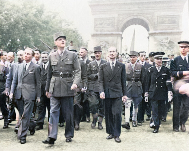17/ Le 25 août 1944, Leclerc reçoit la reddition du général von Choltitz, gouverneur militaire allemand de Paris, négociée auparavant par le chef résistant Rol-Tanguy. Le 26 août, de Gaulle et Leclerc descendent l'avenue des Champs-Élysées.