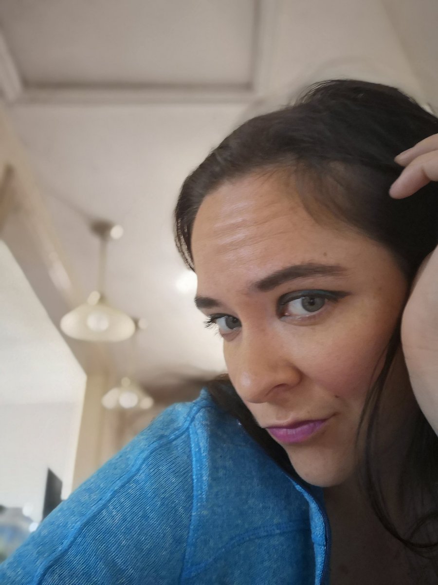 momming101's tweet photo. Just playing around with makeup today 🤷 because I really just needed #somethimgtodo https://t.co/rVwNVtK0sS