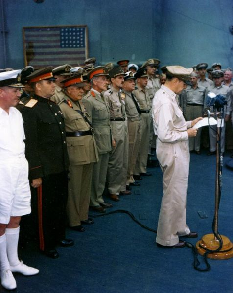 21/ Le 22 juin 1945, Leclerc fait ses Adieux à la 2e DB à Fontainebleau. Il part en Asie et signe le 2 septembre 1945, au nom de la France, les actes de capitulation du Japon à bord du cuirassé USS Missouri.