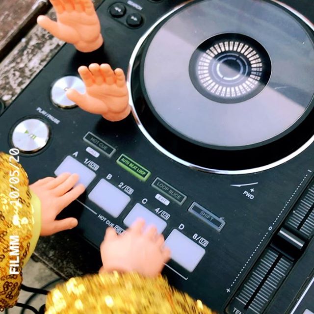 supertinyhands's tweet photo. What a jazzy bank holiday/birthday weekend that was 🥳 see these jazz hands in action 🖖🏼 https://t.co/qqBKDH2wma https://t.co/1m5RMRJneg