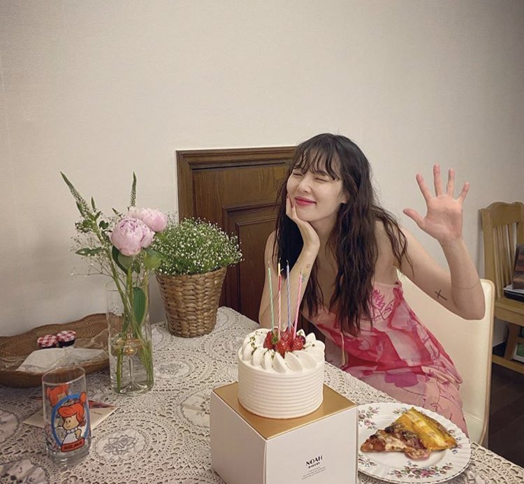 softforhyudawn's tweet photo. THEY DRESSED UP AND HAD A DATE AT HOME FOR THEIR ANNIVERSARY 🥺😭 https://t.co/WG74VFIdPu
