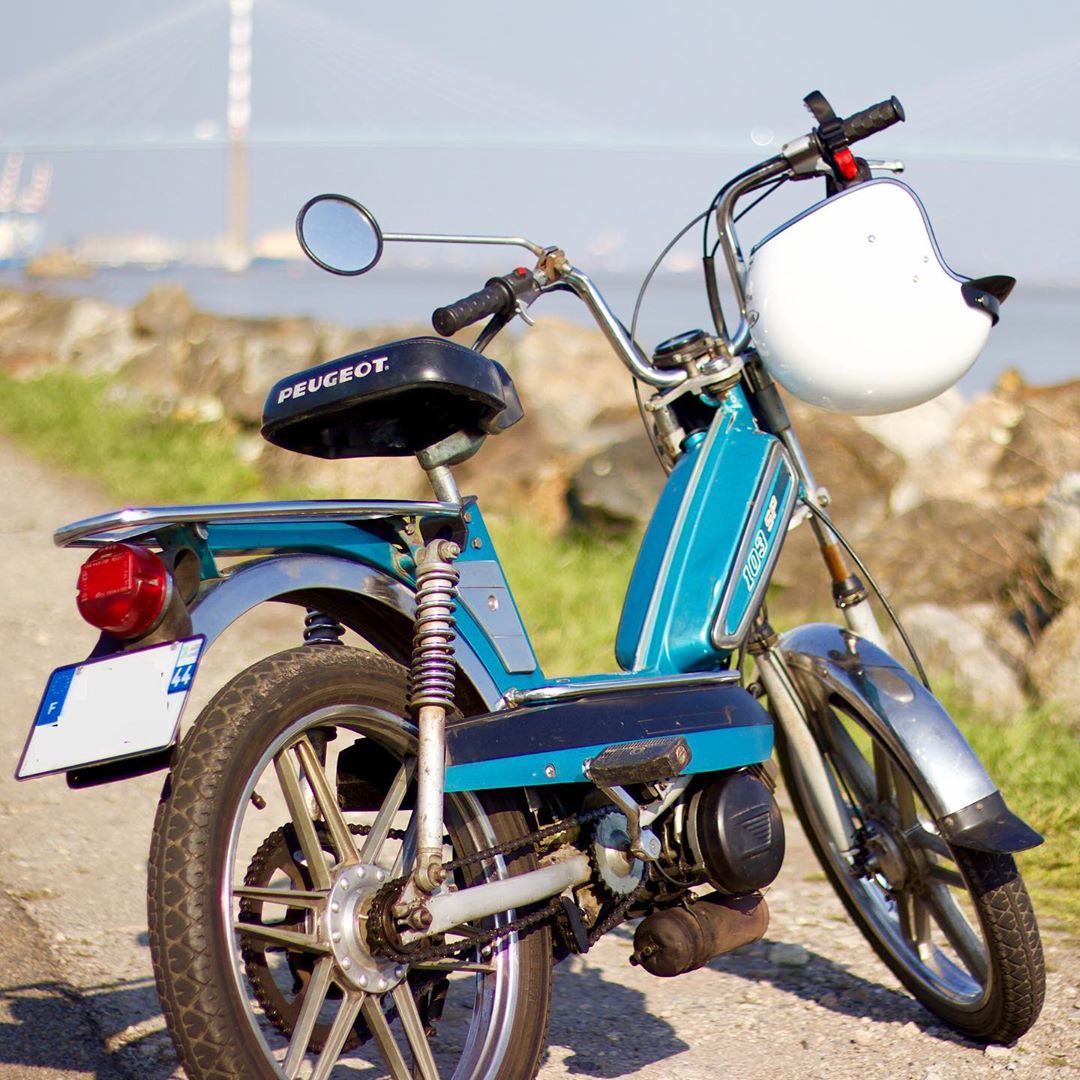 Speedwayfr's tweet photo. Guidon bracelets, pot Polini ou Ninja... toute notre jeunesse π
Γa rappelle des souvenirs ?
π· mopeds_passion
#OnTheRoadAgain #OnTheRoadSoon #103mob #103peugeot #Moto #Motor #Mobylette #Vintage #Peugeot https://t.co/ve9NUKUyS2