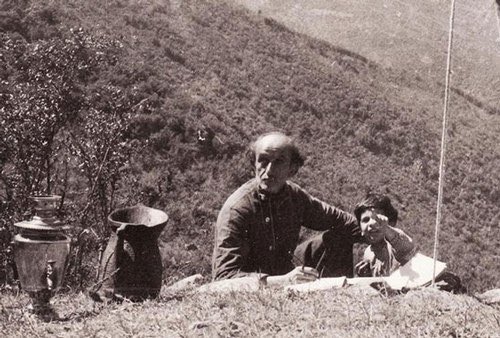 rsadrameli's tweet photo. ببین کوه‌ها را چقدر آسوده ایستاده‌اند. ابرها را که چطور بدون دنباله ناپدید می‌شوند. هیچ موجودی مثل انسان، بدبختی را به انواع وسائل برای خودش تهیه نمی‌کند.
#نیمایوشیج
#دنیا_خانه_من_است https://t.co/8g5zqvGwUg