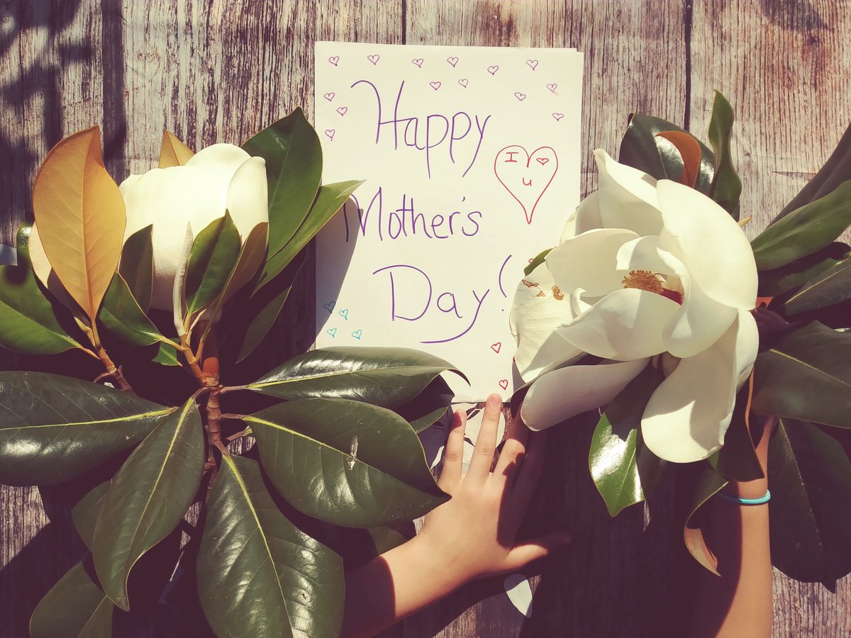 MediaWorks2010's tweet photo. Staying connected to our loved ones 🥰 is so important. Although our celebrations 🎉 may be different this year, Outdoor Media Works knows that a mom's love 💗 is felt no matter where you are. Today, we wish all the moms a very Happy Mother's Day 😊

#mothersday #love #thanksmom https://t.co/4SHNcHDl1Y