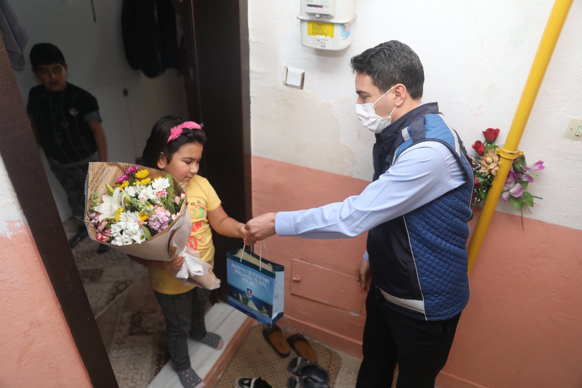 Annesine çiçek vermek için bizzat beni arayan Elif Su'nun gözlerindeki mutluluk görülmeye değerdi. Çocuklarımız her şeyimiz.