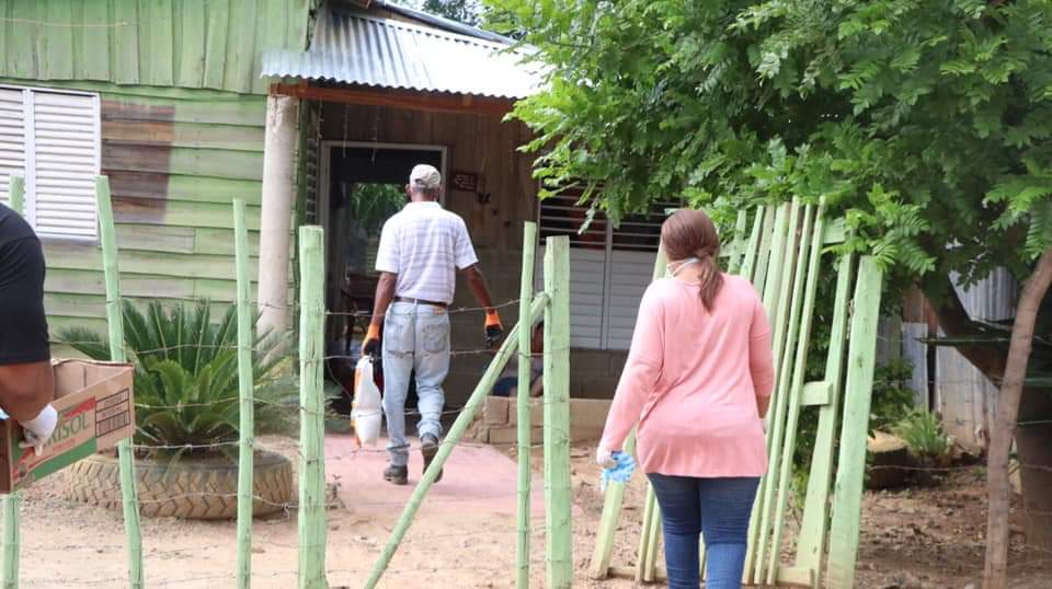 Draangelapozo's tweet photo. La satisfacción en el trabajo político, viene dada por la cercanía con la gente. Estuvimos en #BocaDeMao en jornada de desinfección y entrega de alimentos, porque es #TiempoDeDar 

#DraAngelaPozo #SiempreCercaDeLaGente #MujerDePueblo #CoronavirusRD #EmergenciaNacional https://t.co/T8TwGKhG9O