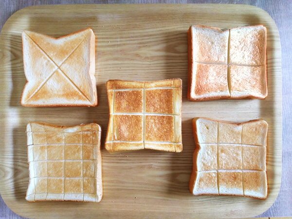 วิธีปิ้งขนมปังทำบัตเตอร์โทสต์ให้อร่อยต้องบากหน้าขนมปังก่อนปิ้งค่ะ ชอบกรอบแบบไหนบากตามใจชอบเลย คือตรงขอบที่บากจะกรอบ เวลาทาเนยเนยจะซึมลงตรงรอยบาก มันอร่อยมากกกกกกกทุกคนนนน ไปลองงงงง