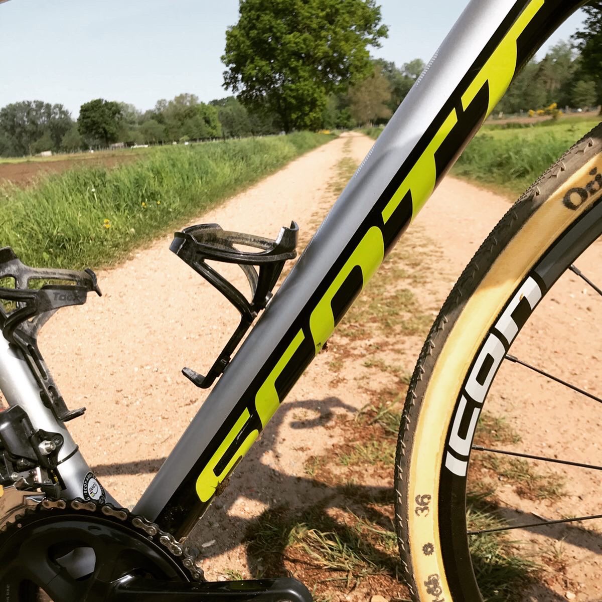 daansoete's tweet photo. How do you like these #Dugast 36mm gravel tubulars? I think they are a 🔥upgrade for the @scottbenelux addict rc cx bike. #gravelbike https://t.co/tubMfDZx81