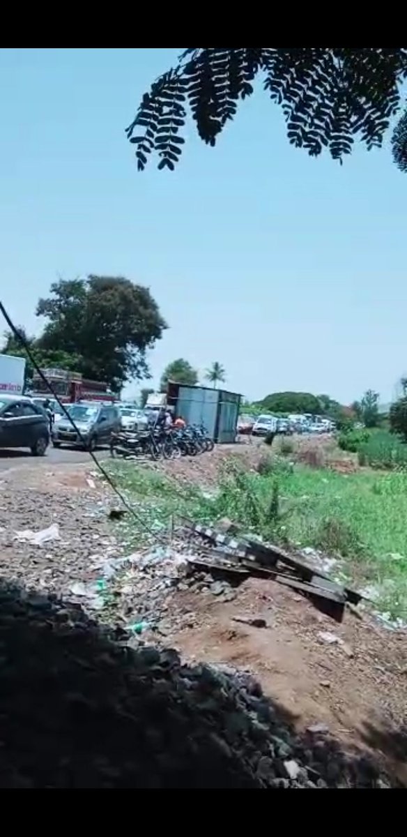 s_dharish's tweet photo. @BSYBJP @AmitShah Respected @BSYBJP @Tejasvi_Surya sir please stop interstate movement. This is not good for us at this moment. Check below image (Karnataka and Maharashtra border scene). Please take necessary action. We need to block all borders. Not only Maharashtra. https://t.co/MoH9385SZP