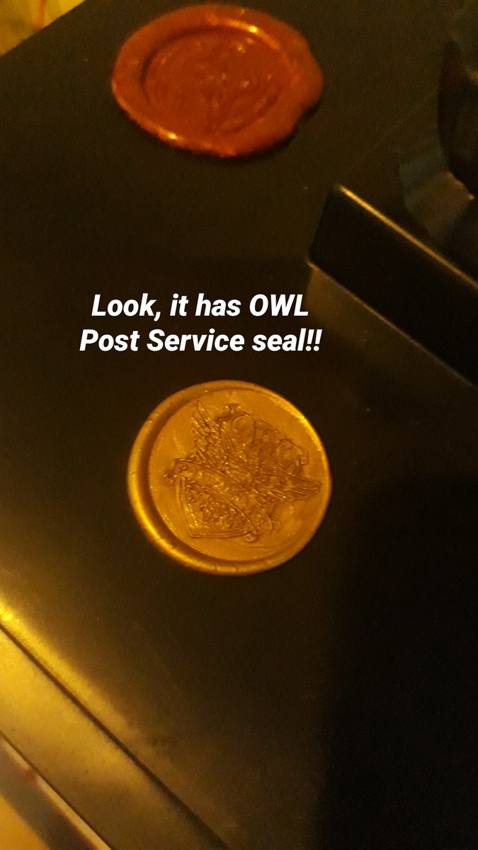 A mysterious box arrived at my house. It has Hogwarts' seal. What is this?? O.o(A photo story thread) #FantasticBeasts  #FantasticFans  #HarryPotter  #WizardingWorld