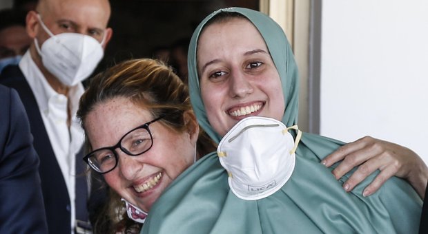 SaraRegazzo's tweet photo. #SilviaRomano e' in #Italia! Quanti milioni di euro ci sarà costato? E' tornata ingrassata e #convertita forzatamente all'#islam! Un suo No! Forse gli sarebbe costato la vita... https://t.co/OZysbxfNhe