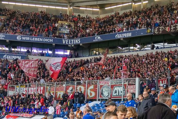 On assiste alors à un match incroyablement ouvert, les deux équipes ont des occasions mais se heurtent aux gardiens, Jens Lehmann et Andreas Menger. Jusqu'à la 80e minute où l'on assiste à un des plus grands scandales de l'histoire du championnat d'Allemagne.