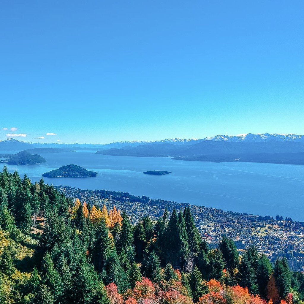 #BuenDía ☕ #BuenDomingo 😊
Una ventana a la infinita belleza! #Bariloche ❤🍁🍃🍂😍