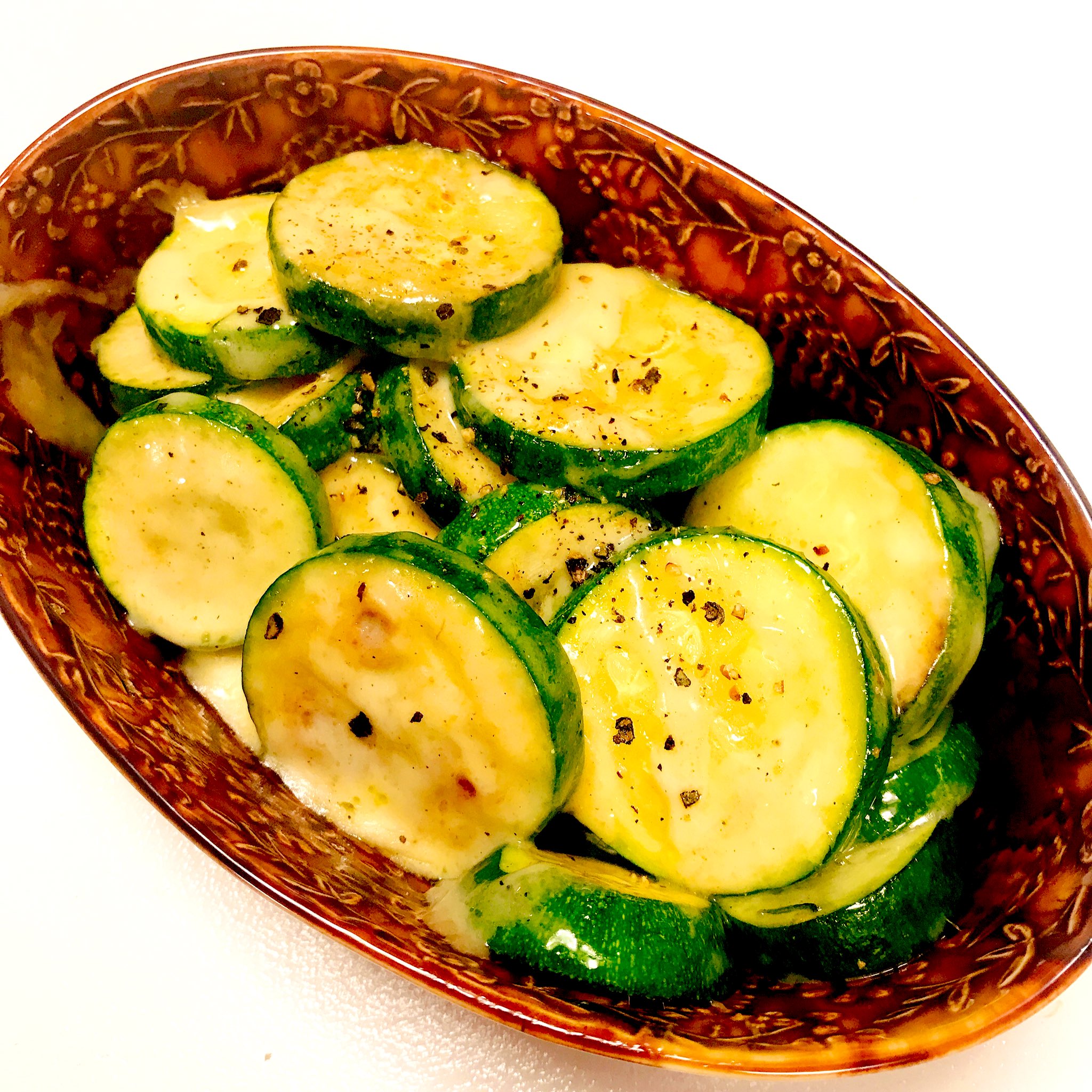 高橋美佳子 ズッキーニのチーズがけ ズッキーニを切る オリーブオイルで塩胡椒して炒める 大胆にとろけるチーズ多めに投入 何にもしてないのにめちゃくちゃ美味しい そして按田餃子の味の要をつけるとカレー風味でさらに美味 おうちごはん