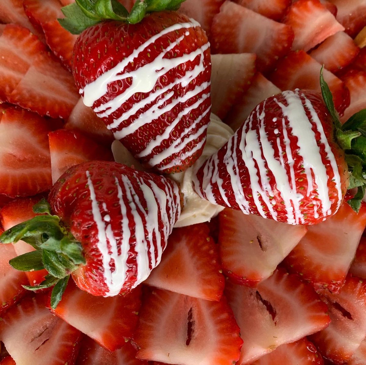 AngelTheBeautyy's tweet photo. The Famous Strawberry Crunch Cake💕🎂🍓 One if my personal favs made with fresh strawberries inside and out! Happy Mother’s Day!❤️❤️ #mothersday #happymothersday #strawberry #cake #bakersofinstagram #bakery #cake #dmvcakes #foodie #creative #bakerslife https://t.co/spj5d0Gq2B