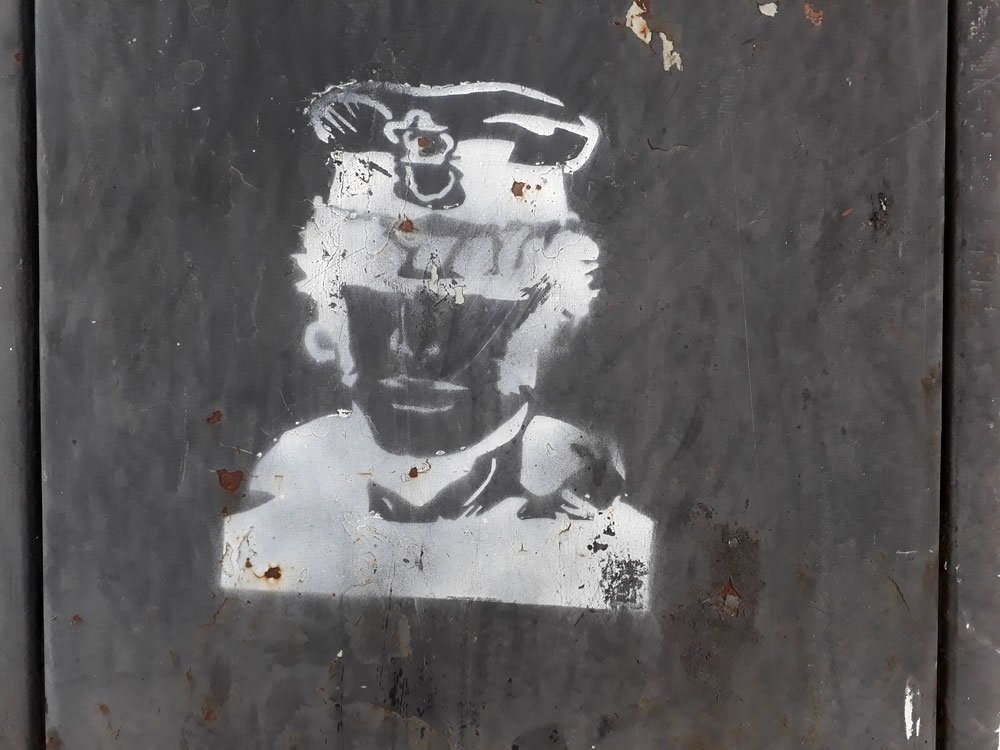 El Corto Maltés mira cómo baja el río desde una casilla en la barranca. 
Serie: Paraná Esténcil
170escalones.com/parana-estenci…