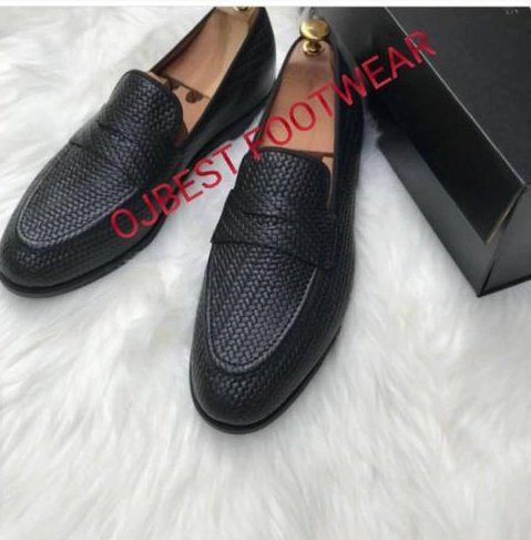 PENNY LOAFERPenny is undoubtedly the most popular type of loafer shoes. It has a leather strap across the top with a diamond shaped design. A shoe company in the early 1930s named its version of loafers as Weejuns. When they became highly popular, Americans gave it a name- Penny