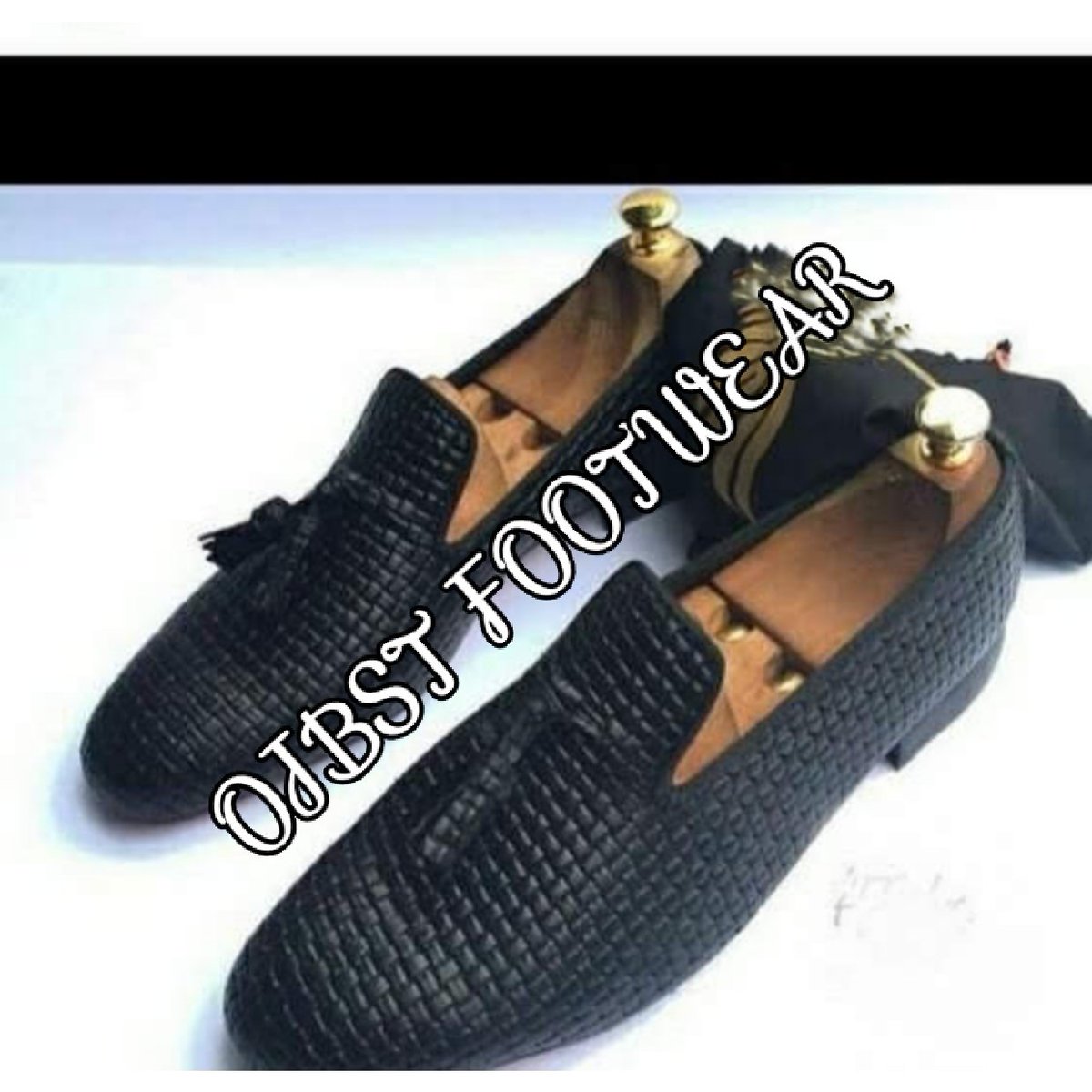 TASSEL LOAFERSWell, the origin of tassel loafer remain unknown, but it was said a man called Paul Lukas brought it to business meeting instead of a lace shoe in America.. i think it must be an idea of professional handmade shoe makers of the pass..Twale to them