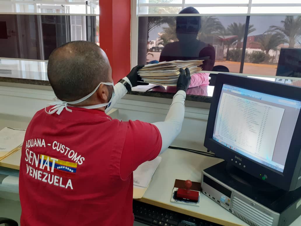 SENIAT_Oficial's tweet photo. Venezuela se crece ante las dificultades,  el enemigo  del virus COVID-19 es la solidaridad  y prevención, nuestros funcionarios son ejemplo de ello sigamos juntos en la lucha por la vida saludable de  nuestro pueblo. https://t.co/msSNOcUDK4
