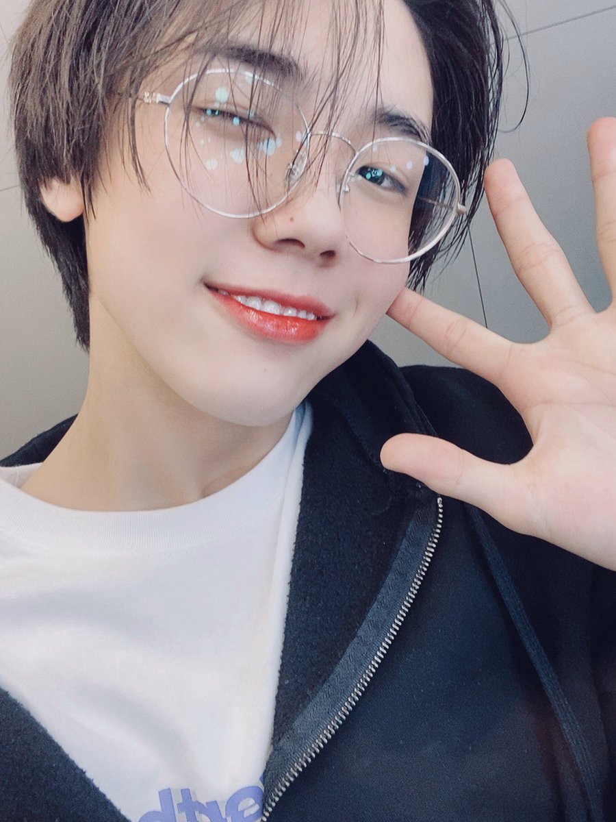 CRAVITY_twt's tweet photo. 오늘은 제가 여러분께 저의 플레이리스트를 조금? 공유하고 싶어서 왔지용>< 백예린 선배님의 우주를 건너와 Abir의 playground라는 곡 입니다! 들어보시면 마음이 꿍꿍거리실걸요? 셀카도 같이 올릴게용~알라뷰 #성민 #성플리 #알라뷰 https://t.co/SYeKr7ZdjA