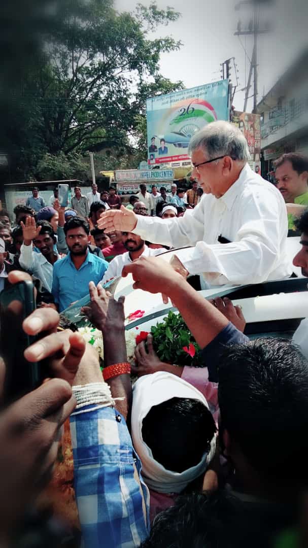 s_lanke's tweet photo. सरपंचाला गाव , आमदाराला तालुका आणि खासदाराला जिल्हा ओळखतो...                          पण इथं जरा वेगळ आहे..कोणतही पद नसताना अख्खा महाराष्ट्र ओळखतो.  स्वाभिमान दिवस आहे. @Prksh_Ambedkar https://t.co/ysZ3yKDd3K