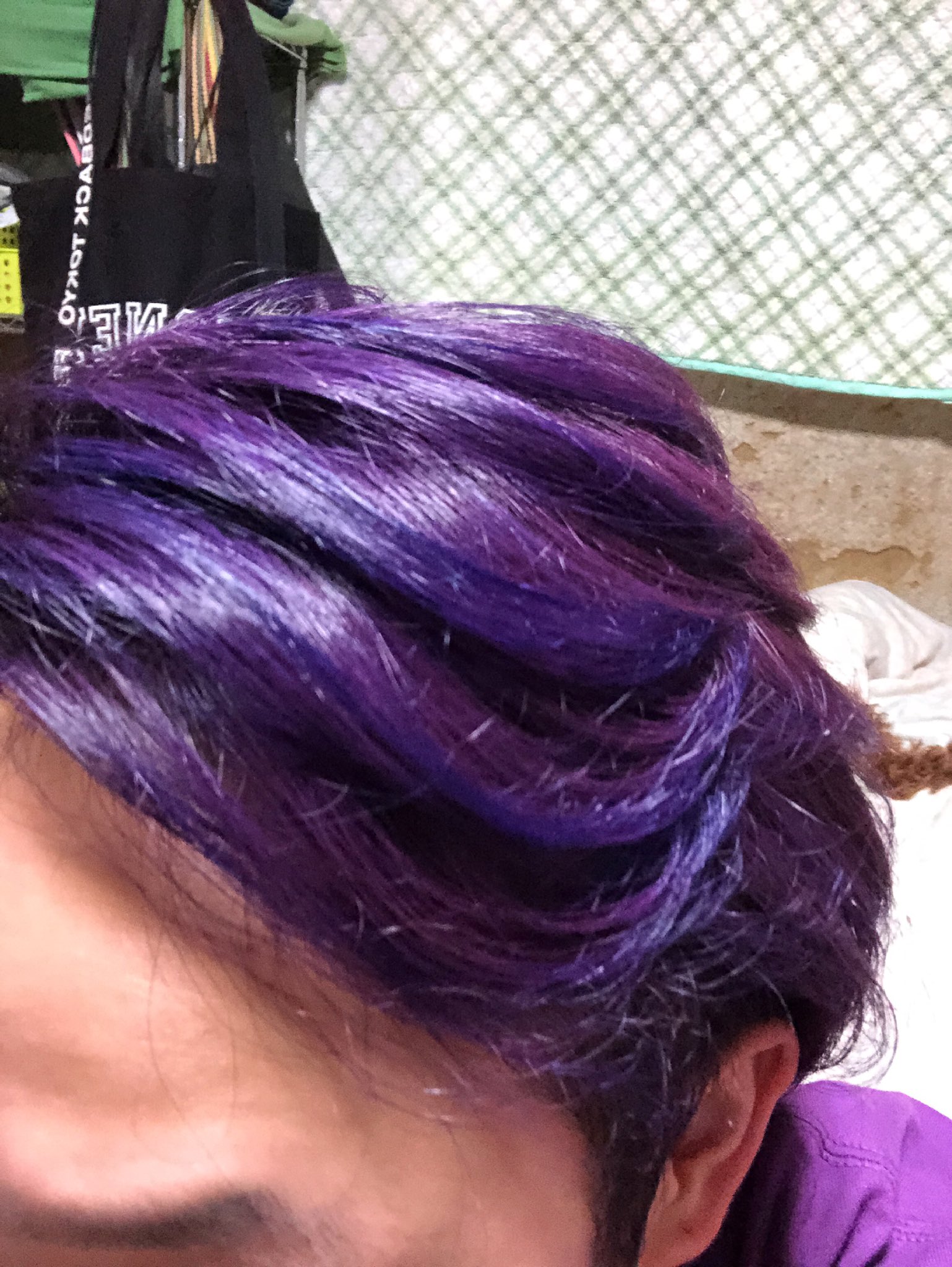 ムラサキエルメスのsyo 少し前から気になってたこのヘアマニキュア 試してみたら想像以上に染まったw めっちゃ紫 ついでに来てるtシャツも紫 なにこれ発色すげぇ T Co Lt0paafvo2 Twitter