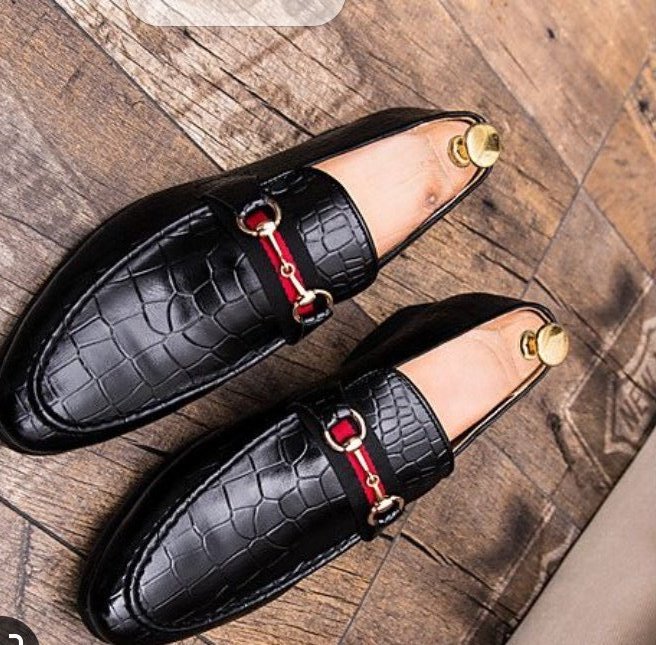 HORSEBIT LOAFERThe Horsebit is the successor of penny shoes with a metal strap across the top which will remind you of a horse snaffle. In 1953,the Italian designer Guccio Gucci designed the horsebit