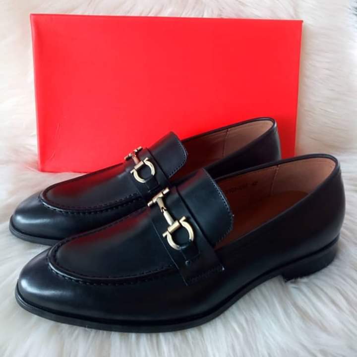 HORSEBIT LOAFERThe Horsebit is the successor of penny shoes with a metal strap across the top which will remind you of a horse snaffle. In 1953,the Italian designer Guccio Gucci designed the horsebit