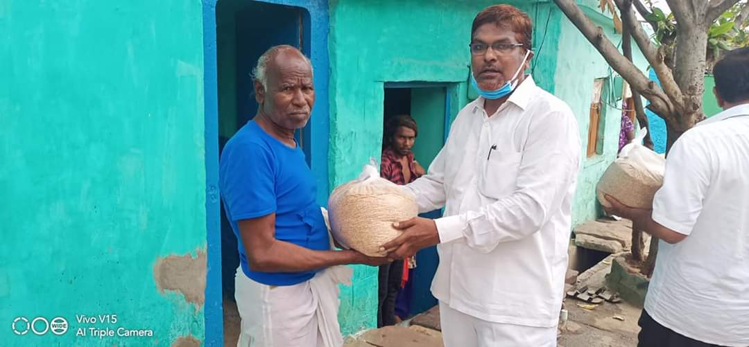ASNyamagouda's tweet photo. Under the *Let's Share* campaign, it is worth mentioning the lead taken by Humdard Educational Society in collecting over 13 tons of wheat from various donors and distributing to 3000+ families in Momin galli, Avati galli, Jayanagar, Rehmatnagar, Azadnagar &amp; Mahalingeshwar colony https://t.co/hqkwwMEP6f