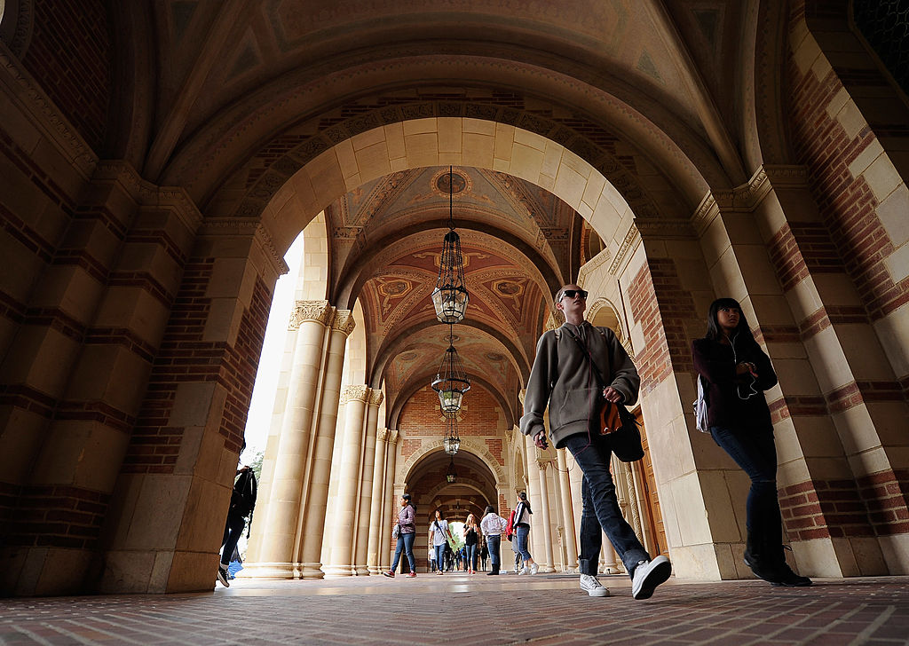 In return for freedom, college students are expected to: Do loads of independent workParticipate in group projectsShow up for office hours Watch online lecturesComplete hands-on laboratory work  https://trib.al/LtvuMlV 