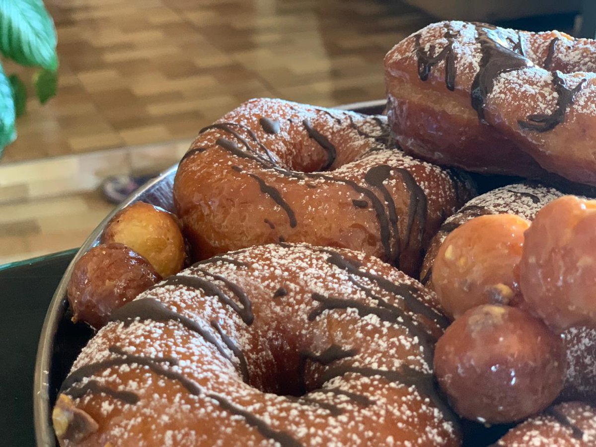 Chefshivambu's tweet photo. Mom also requested doughnuts so I made her bar one and qrunchie #doughnuts #freshlybaked #fortheloveofit #cheflife🔪 #mecookmeeat #mothersday #QuaratineLife https://t.co/xtxmk5ftAV