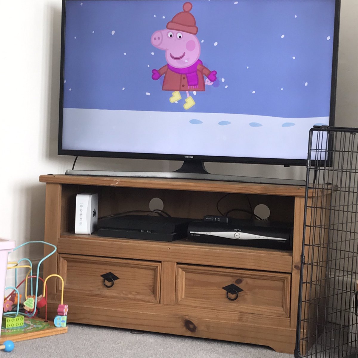 jamescutlan's tweet image. Daddy &amp;amp; Daughter Cuddles On The Sofa Watching @peppapig 🥰
.
#SundayFunday #SofaSnuggles #IJC 💛