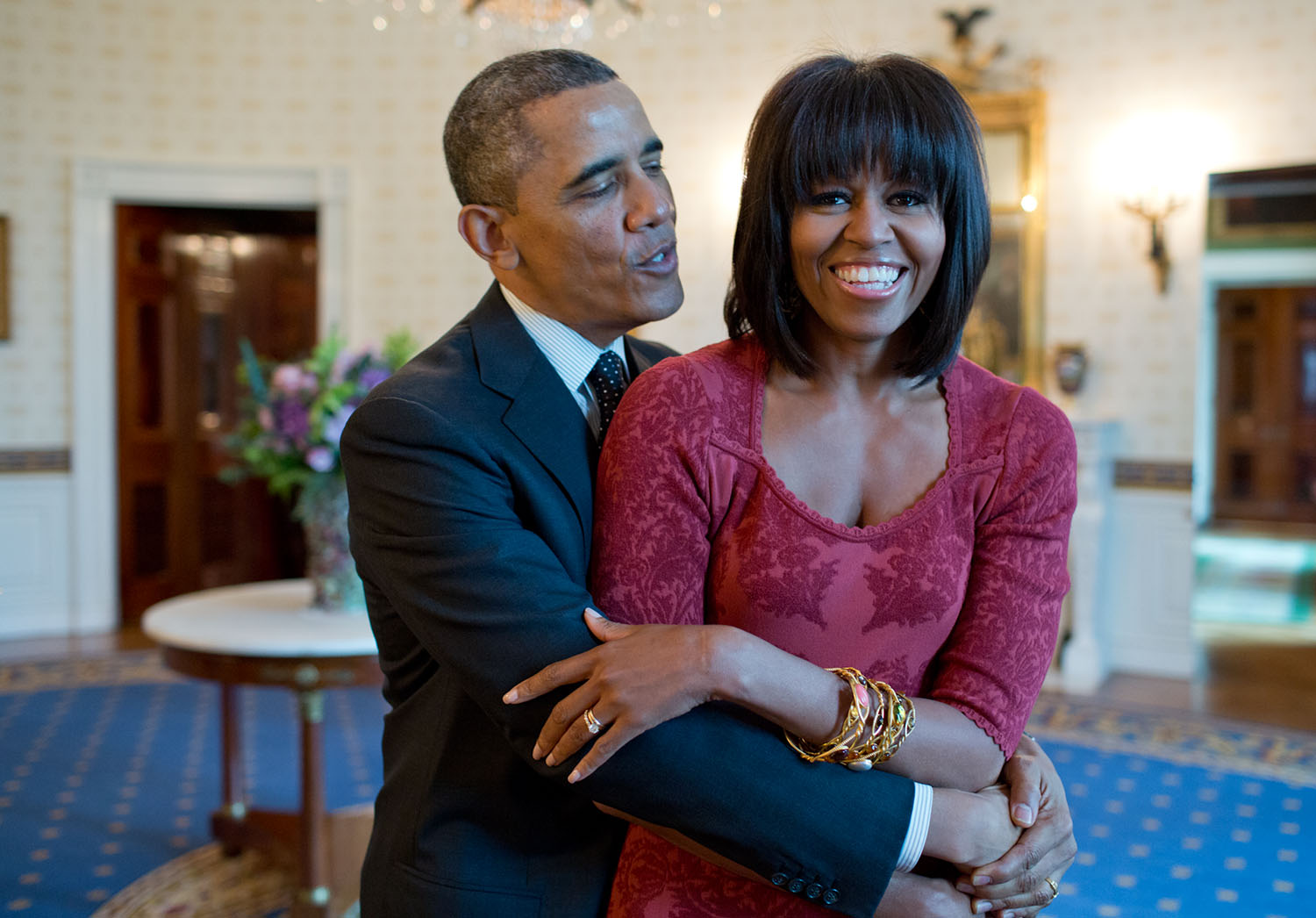 Barack Obama Pa Twitter Even If You Can T Give The Moms In Your Life A Hug Today I Hope You Can Give Them An Extra Thank You Today Thank You And Happy