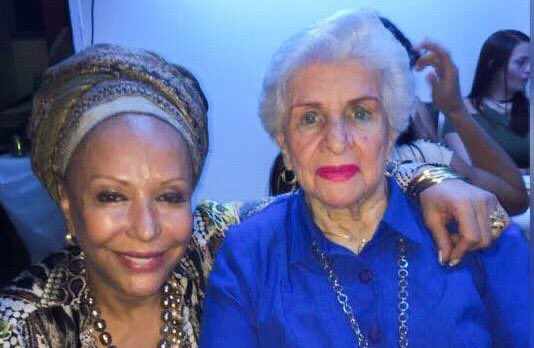 Mi madre lleva más de 60 años ejerciendo como profesora, mis mejores recuerdos y muchas de mis grande lecciones de vida, han sido las de una mujer entregada a la educación. Hoy con todo mi amor y gratitud le deseo #FelizDiaDeLasMadres y también a todas las mamás de Colombia.