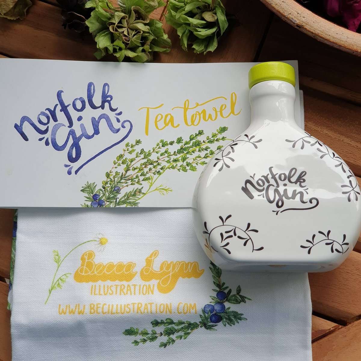 norfokgin's tweet photo. We love collaboration with artists. These gorgeous tea towels were painted by Becca Lynn &amp; are available directly from her.
#norfolkgin #teatowels #blusteryday #sunday  #gin #bathtubgin #beautifulbottle #dryingup # https://t.co/YdgVAOGFva