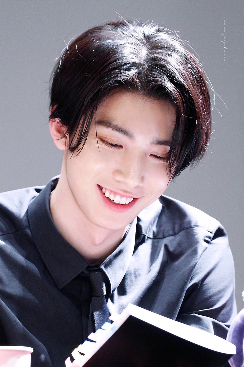 𝖧𝖺𝗉𝗉𝗒 𝖡𝗂𝗋𝗍𝗁𝖽𝖺𝗒 𝗍𝗈 𝖬𝗒 𝖡𝖫𝖴𝖤 

#HAPPYHWIYOUNGDAY 
#휘영이가_보고싶어서_5월로_왔어