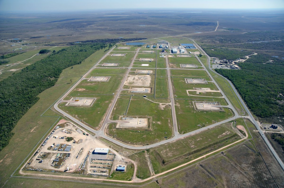 EnergyHistory's tweet photo. On May 10, 2007, the Department of Energy awards a contract to Shell Trading for exchange of 8.7 million barrels of oil produced from the Gulf Coast for crude oil meeting the quality specifications of the Strategic Petroleum Reserve (SPR). #energyhistory https://t.co/swnurYlnhB https://t.co/gCSEFiWOVH
