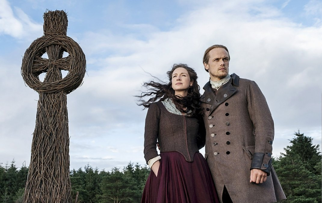 OutlanderAmbass's tweet photo. #OUTLANDER SUNDAY!!!
#OutlanderMarathon happening now on @Starz
#OutlanderFinale
Tonight at 8pmET
Ep.512 #NeverMyLove
https://t.co/SGWmMxDZjG https://t.co/FPJQdcdGwY