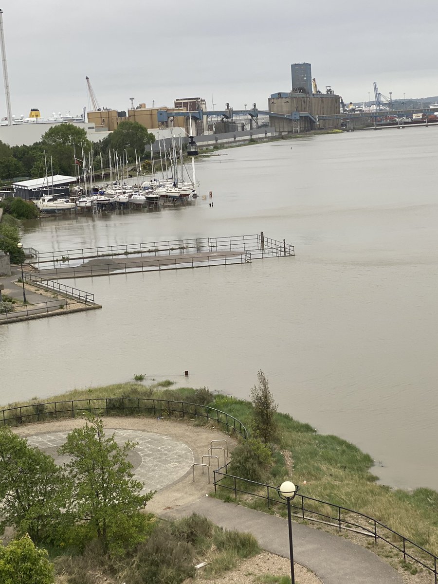 GlynnBray's tweet photo. @girlaboutthames @AlanBarrierEA @LondonPortAuth Same here in Grays. This pathway always floods under higher tides, as does yacht club and pier. https://t.co/o2D7TME5GN