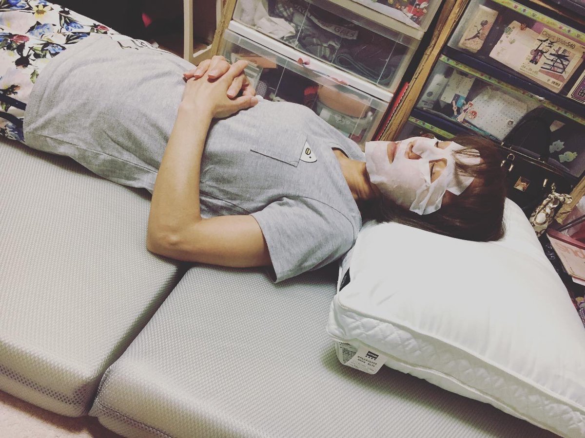 戸田ゆかり V Twitter 母の日 プレゼントもろた 部屋に入ったら 弟子っ子や嫁っちからも そして他の子供達からも 第二の母へ 笑 Lineや感謝の言葉も もらいました 何もしてない母なのに うーん 嬉しくて泣けてくるぜぃ ありがとう