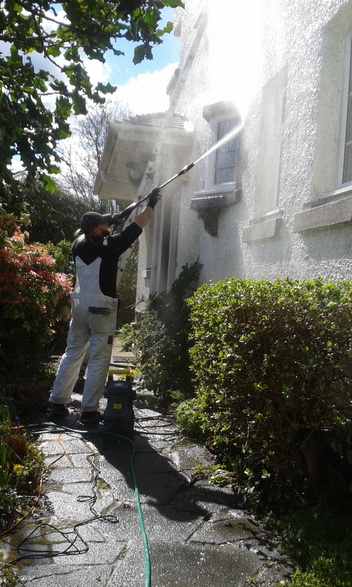 bartdecorating's tweet photo. All washed and prepared! And the scaffolding is up too with 1 out of 2 coats nearly done. Paint spraying is a really very effective way to paint external walls. The finish is great. #externalpainting https://t.co/HneX9WD9St