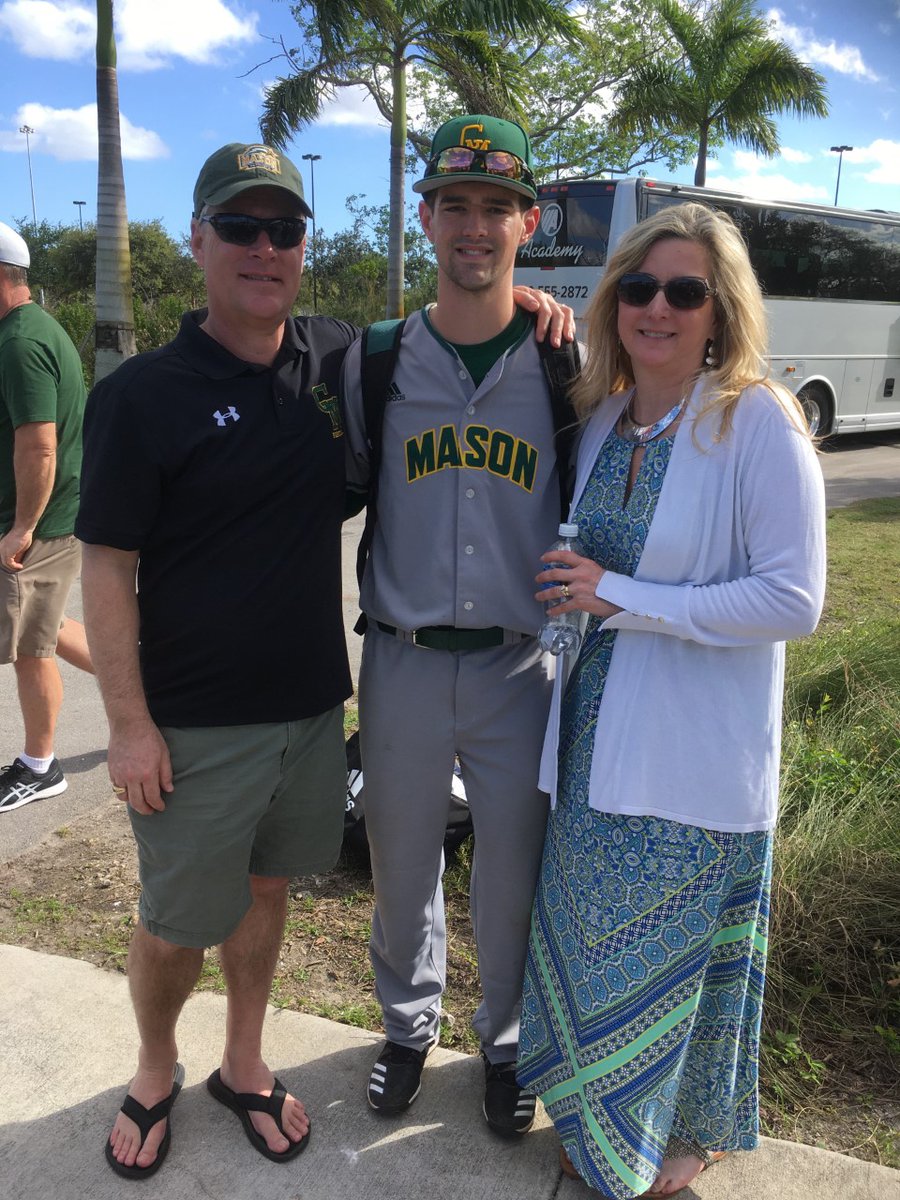 Mason Baseball wishes everyone in #MasonNation a #HappyMothersDay 💐💚⚾️