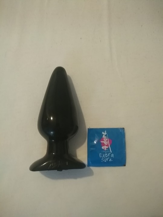 So new challenge while I'm locked to. For every like and retweet between now and Monday 10/05/2020 20:00BST I have to keep this plug in for an extra hour #locked #challenge #ButtPlug